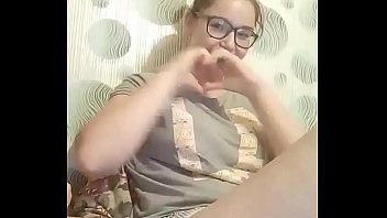 Gadis berkacamata dan sahabatnya melakukan masturbasi secara langsung