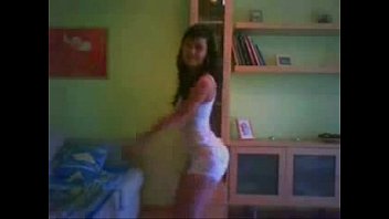 Gadis cantik seksi menari pamer
