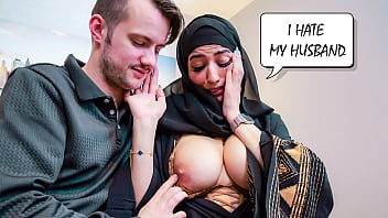 Istri yang penuh nafsu membiarkan pria barat yang aneh menidurinya