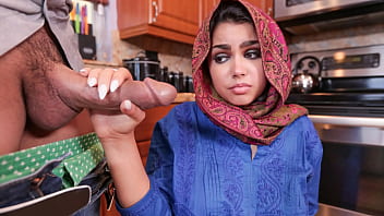 Pria Nakal Bantu Gadis Berhijab Merasa Nyaman – Hijablust