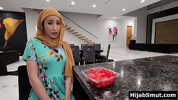 Gadis Muslim Pemalu Mengisap Teman Amerikanya