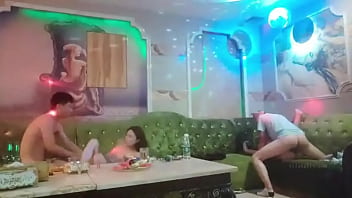 Seks Grup Hot di KTV dengan Cewek Seksi Duduk