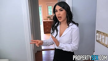 Agen Properti Seksi Asia Melayani Klien dengan “Extra Service”