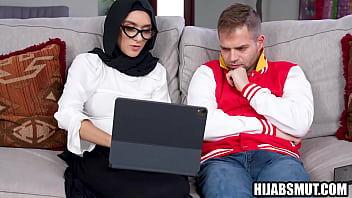 Gadis Muslim Berfantasi Mesra dengan Teman Sekelas