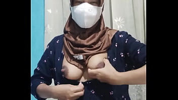 Mahasiswi Berhijab Cantik Masturbasi Saat Rumah Sepi