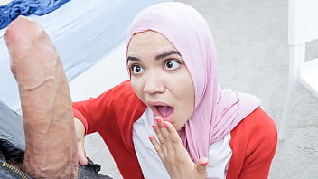 Adik Tiri Berhijab Rela Lakukan Apa Pun demi Investasi Kakak Tiri – Hijablust