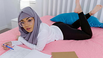 Kakak Tiri Bantu Adik Hijabnya Mencuri Perhatian Semua Cowok di Sekolah