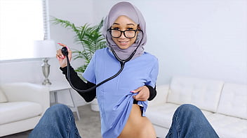 Perawat Berhijab Rela Diperiksa Pasien untuk Uji Performa Seks!