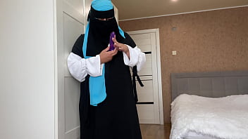 Istri Arab Berhijab Geli Lihat Mainan Seks Saat Bersih-bersih