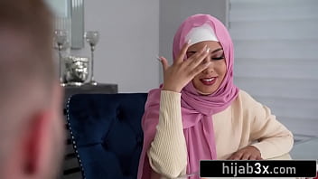 Cantik Muslim Mungil Bercinta dengan Hijab Tetap Terpasang