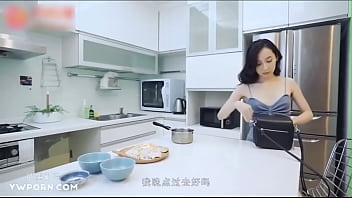 Adegan Mesra Ibu Tiri Menghibur Putra Yang Patah Hati