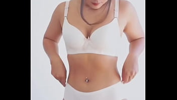 Gadis Cantik Dengan Bikini Putih Sempurna