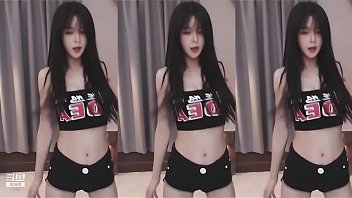Gadis Seksi China Menari Dengan Body Hot