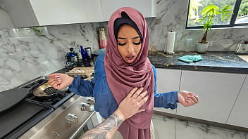 Istri Berhijab Panas Ingin Selamatkan Pernikahan dengan Belajar Oral & Bicara Mesum – Hijablust
