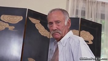 Nenek Cium Cowok Muda & Beruang Tua Pertama Kali Ke Selatan