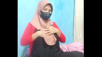 Gadis Hijab Masturbasi Pakai Dildo Hingga Klimaks