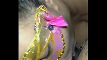 Nyonya Manis Mengeluarkan Susu