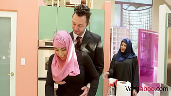 Putri Tiri Berhijab Yang Tertekan Dapatkan Kehangatan Ayah