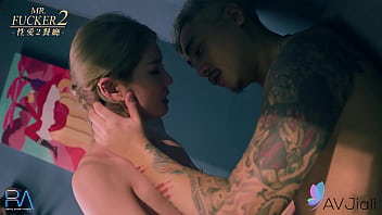Gadis Li Zhiyan Beradegan Mesra Dengan Pelayan Di Bar