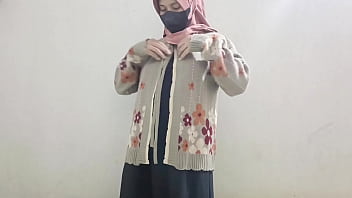 Gadis Berhijab Masturbasi Dengan Mentimun