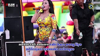Tarian Erotis Indonesia – Dua Penyanyi Cantik Menari Liar Di Panggung