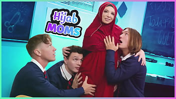Wanita Berhijab Puaskan Tiga Pria Sekaligus