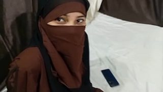 Adik Muslim Seksi Buka Hijab Untuk Adik Tiri Di Ranjang