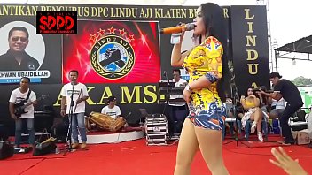 Sintya Riske Goyang Liar Di Atas Panggung
