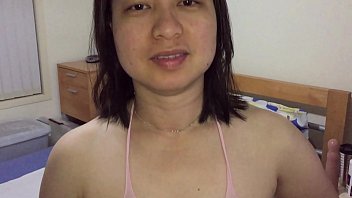Milf Asia Mainkan Memek Dengan Stoking Pink Menggoda