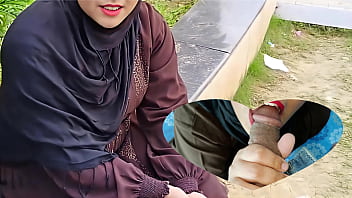 Gadis Berhijab Terpaksa Jadi Bintang Porno Demi Uang