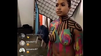 Tetesan Payudara Di Live Instagram