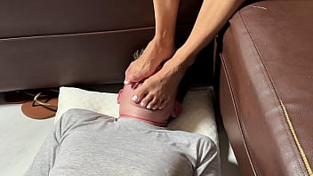 Wajah Penuh Kaki: Dominasi Kaki Istri Asia Pada Suami